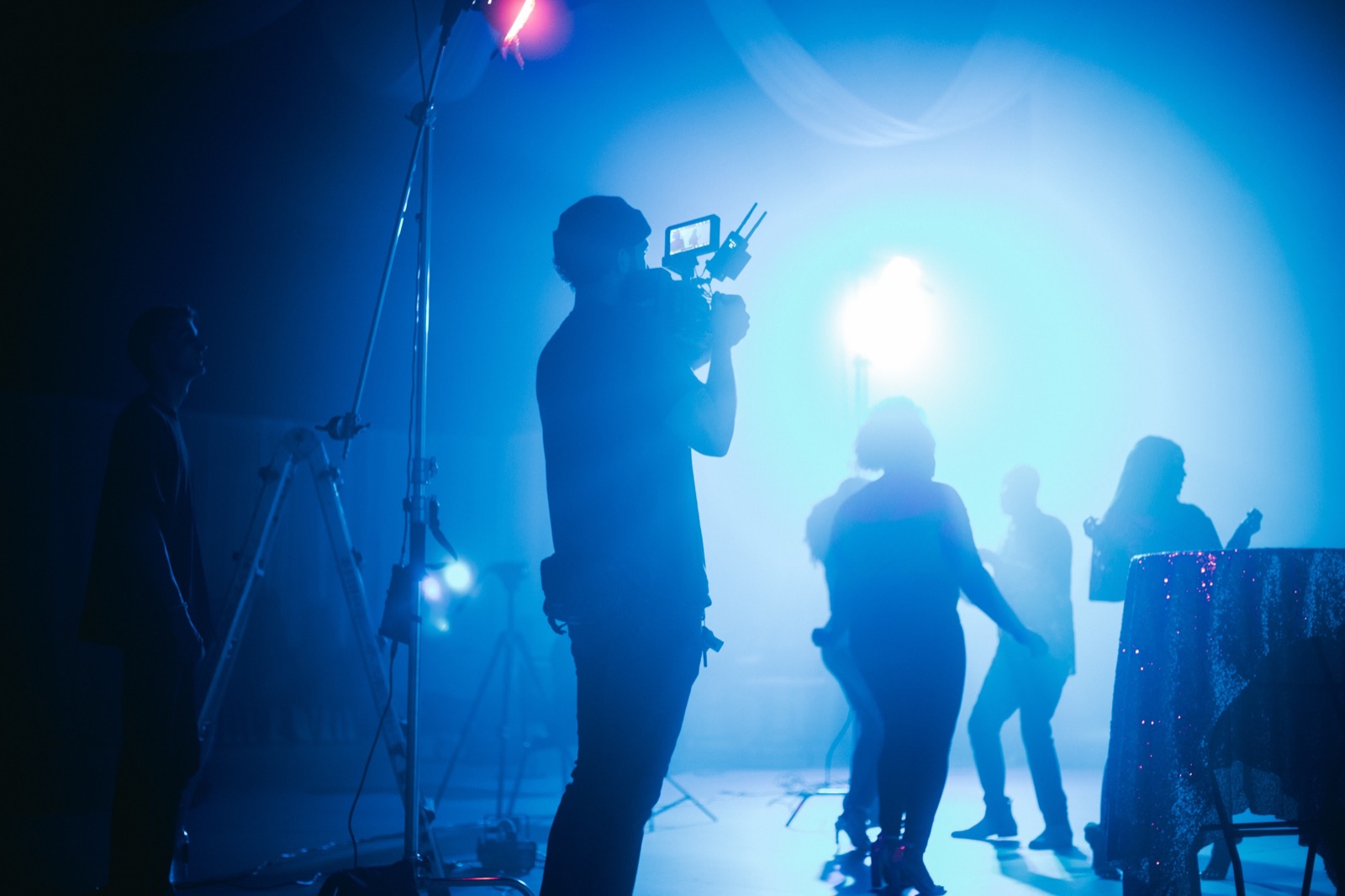 Tourner un clip vidéo dans un studio d'enregistrement : la solution idéale 