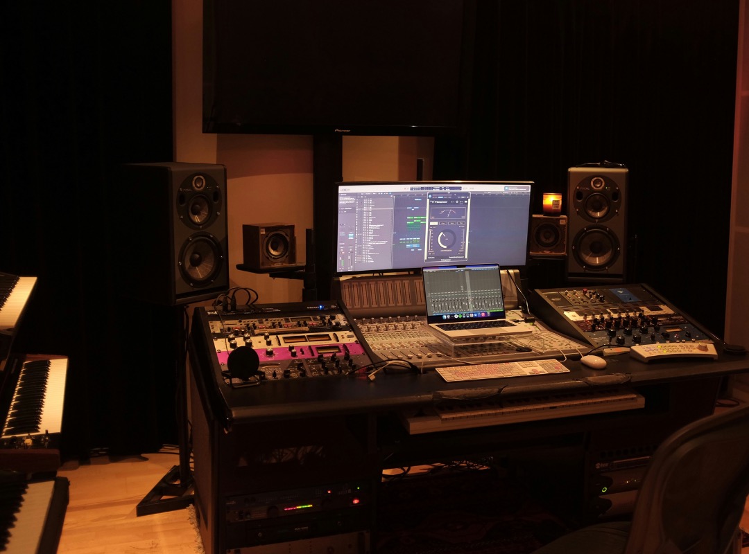 Comment fonctionne le processus de mixage dans un studio d'enregistrement ?